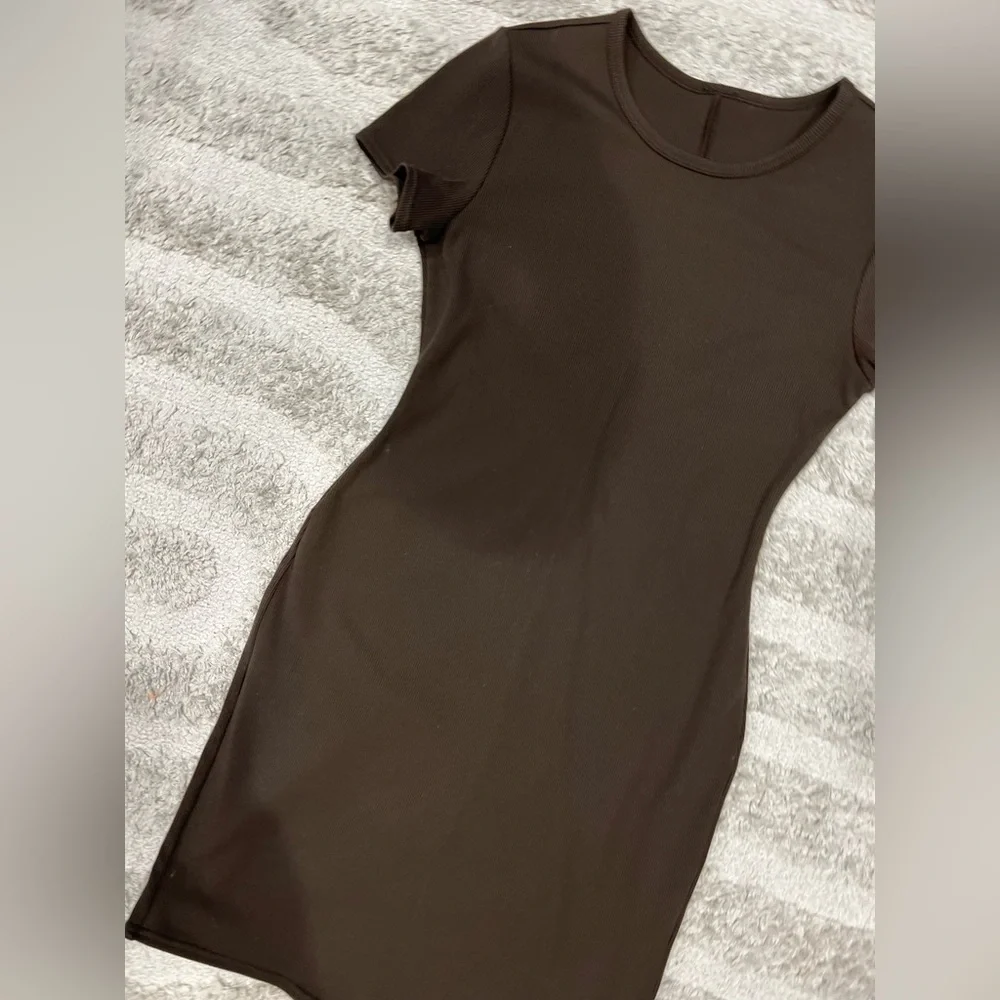 ALO GODDESS RIBBED brown SHORT SLEEVE DRESS